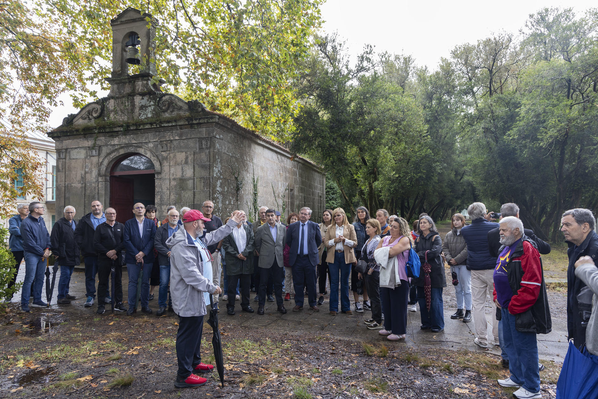 El secretario de Estado de Memoria Democrática, Fernando Martínez, la comisionada para la celebración de los 50 años de España en Libertad, Carmina Gustrán y la alcaldesa de Redondela Digna Rivas visitan la isla de San Simón,donde miles de personas fueron encarceladas, torturadas y asesinadas desde el inicio de la Guerra Civil hasta 1943, es desde este miércoles Lugar de Memoria Democrática.-EFE/ Salvador Sas