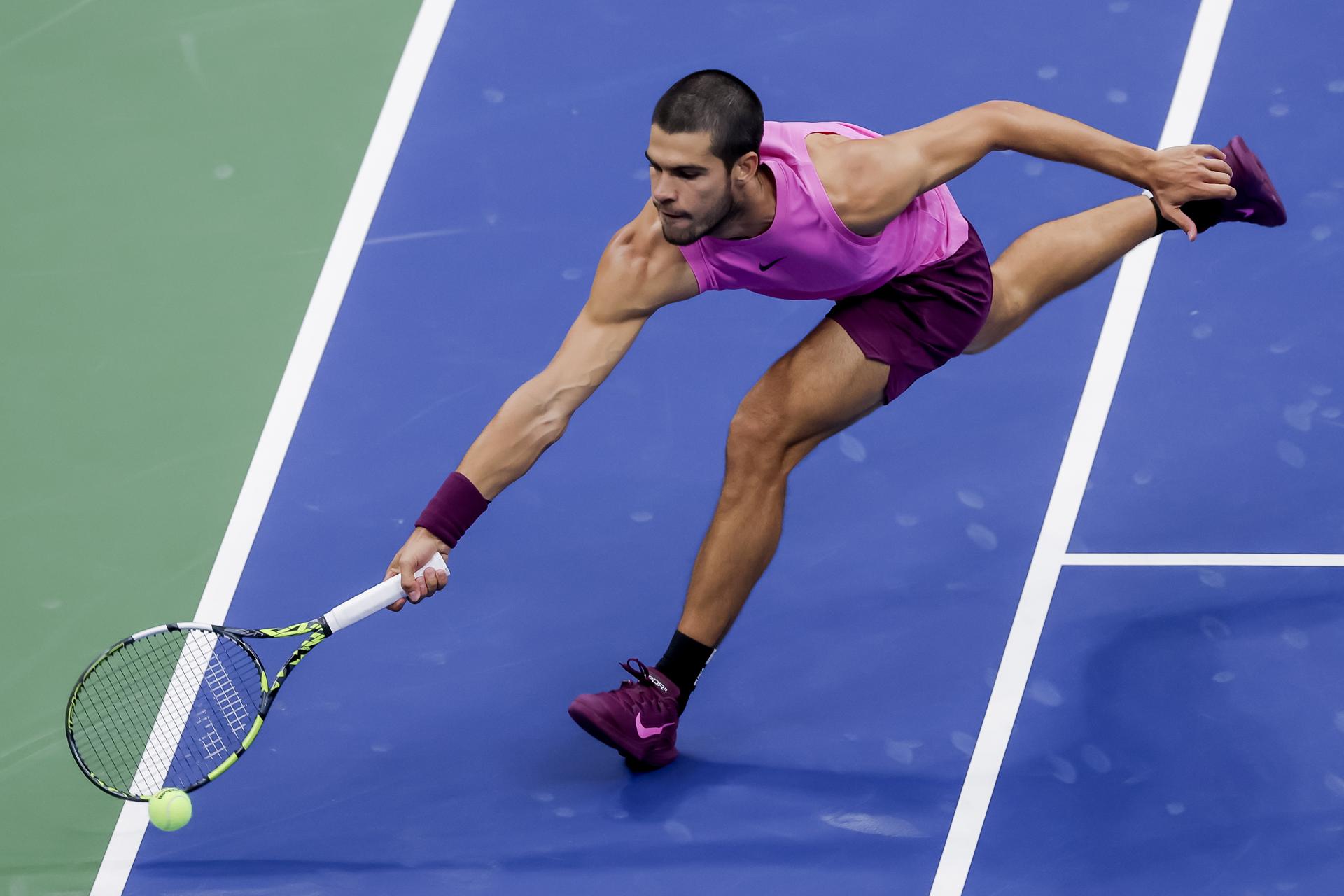 Carlos Alcaraz en acción contra Jannik Sinner durante la final del Abierto de EE.UU. este domingo en Nueva York. EFE/EPA/BRIAN HIRSCHFELD