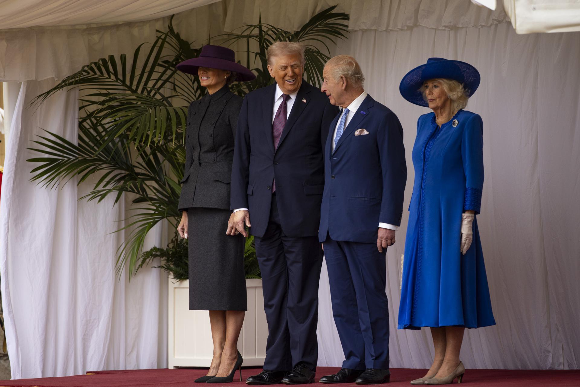 Fotografía proporcionada por el Ministerio de Defensa del Reino Unido que muestra (de izquierda a derecha) a la primera dama de EE. UU., Melania Trump; al presidente estadounidense, Donald J. Trump; al rey Carlos III del Reino Unido y a la reina Camila, mientras pasan revista a la Guardia de Honor. EFE/SGT ROB KANE
