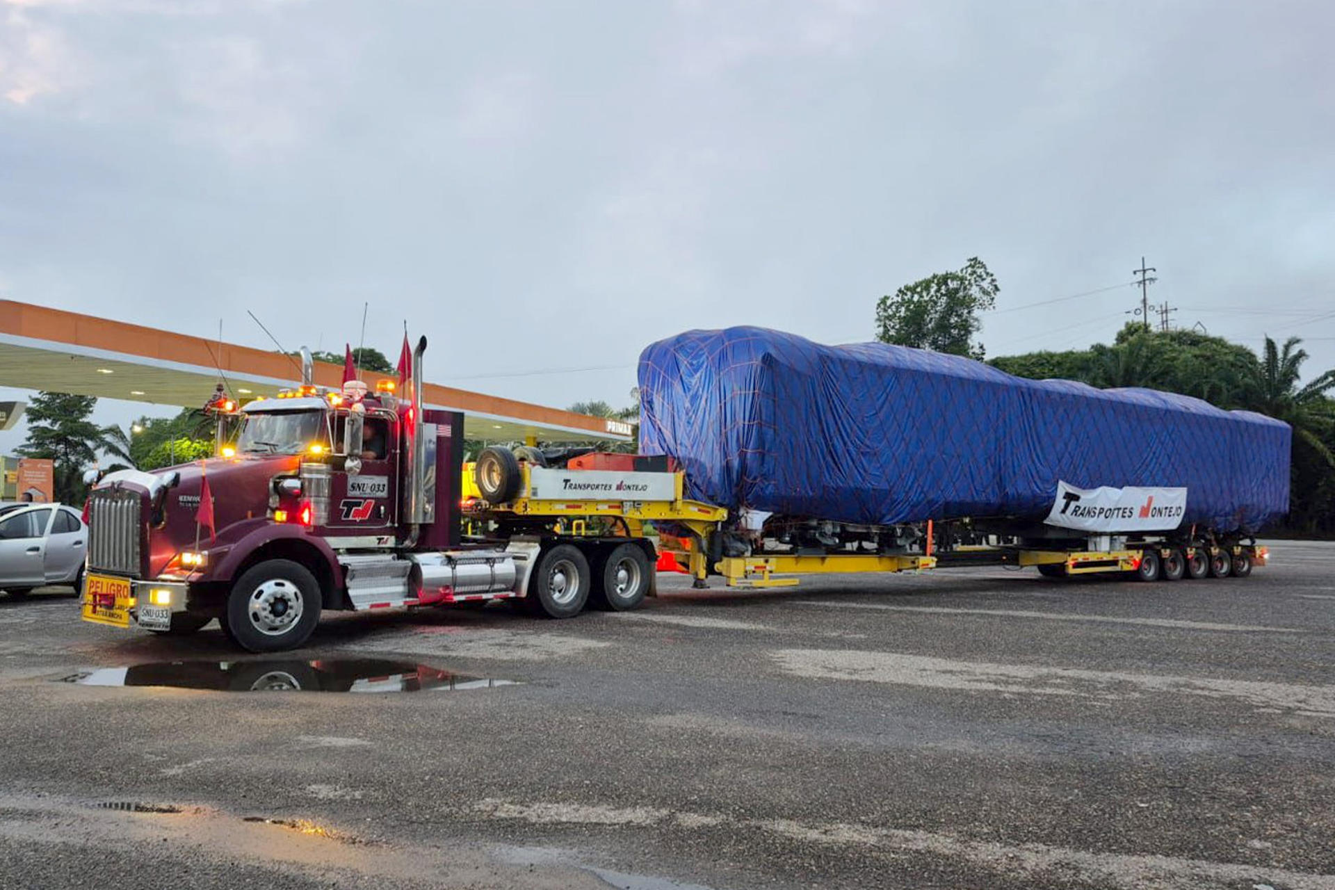 Fotografía cedida este martes, 9 de septiembre, por la Alcaldía de Bogotá de uno de los camiones que transportan los primeros vagones del Metro de Bogotá, a la altura de Barrancabermeja (Santander, Colombia). EFE/Alcaldía de Bogotá