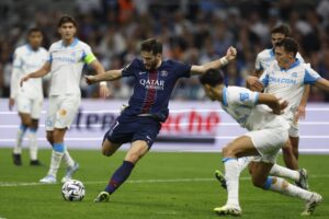 El delantero del PSG Khvicha Kvaratskhelia (c), en acción durante el partido de la Ligue 1 (Liga francesa) en el que su equipo se midió el pasado 22 de septiembre al Olympique de Marseille. EFE/ Guillaume Horcajuelo