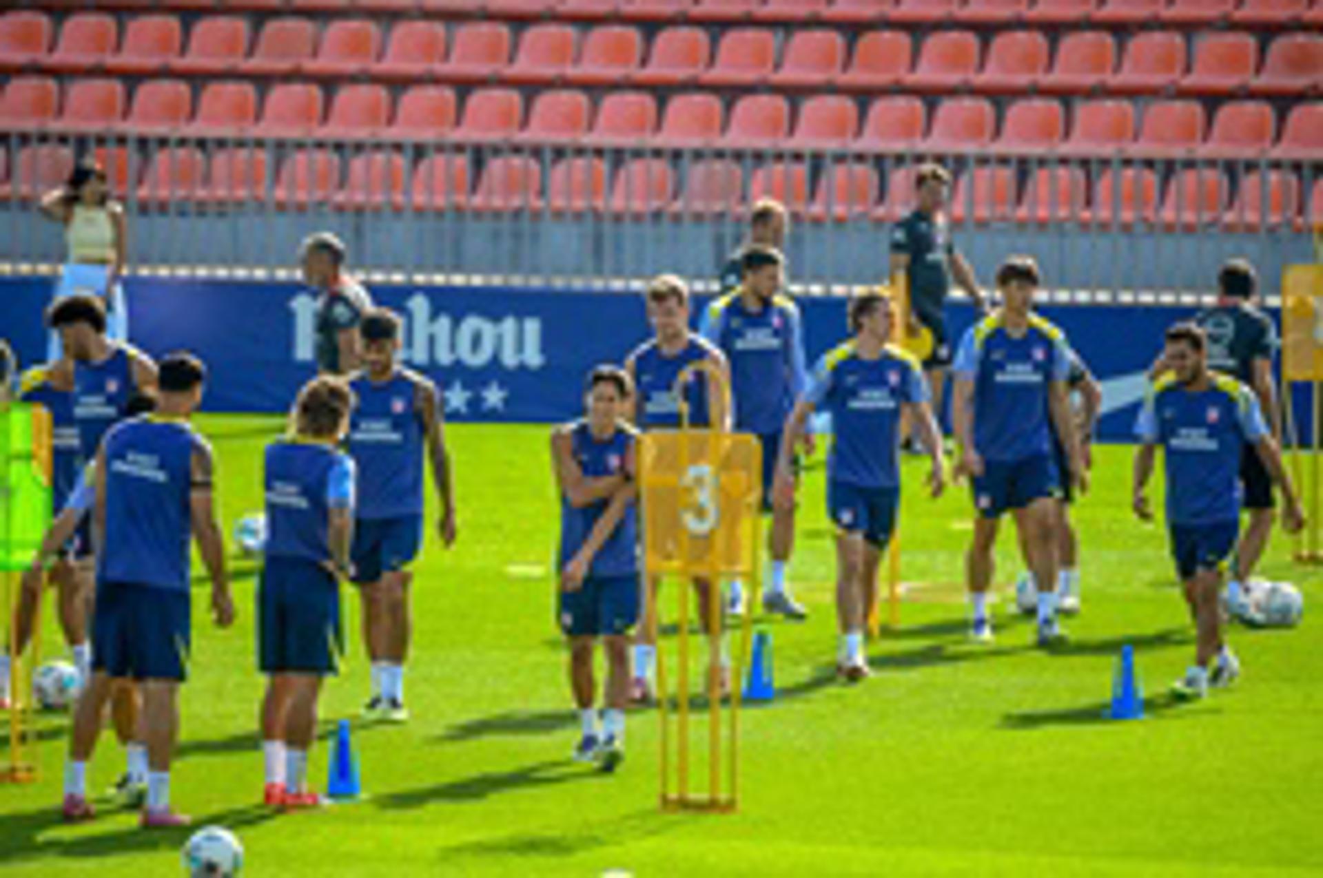 Los jugadores del Atlético, en un momento del entrenamiento de este sábado. EFE/Víctor Lerena