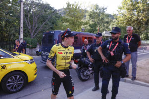 El danés Jonas Vingegaard (Visma Lease a Bike), a su llegada para realizar declaraciones tras ganar la vigésima y penúltima etapa de la Vuelta a España disputada este sábado entre las localidades madrileñas de Robledo de Chabela y el Puerto de Navacerrada, con un recorrido de 165.6 km. EFE/ Javier Lizón