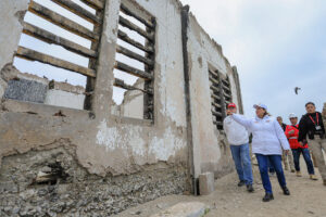 Fotografía del 31 de agosto de 2025 cedida por la Presidencia de Perú de su mandataria, Dina Boluarte (c), durante una visita a las ruinas de la cárcel de El Frontón, en la isla El Frontón (Perú). EFE/ Presidencia de Perú /SOLO USO EDITORIAL/NO VENTAS/SOLO DISPONIBLE PARA ILUSTRAR LA NOTICIA QUE ACOMPAÑA (CRÉDITO OBLIGATORIO)
