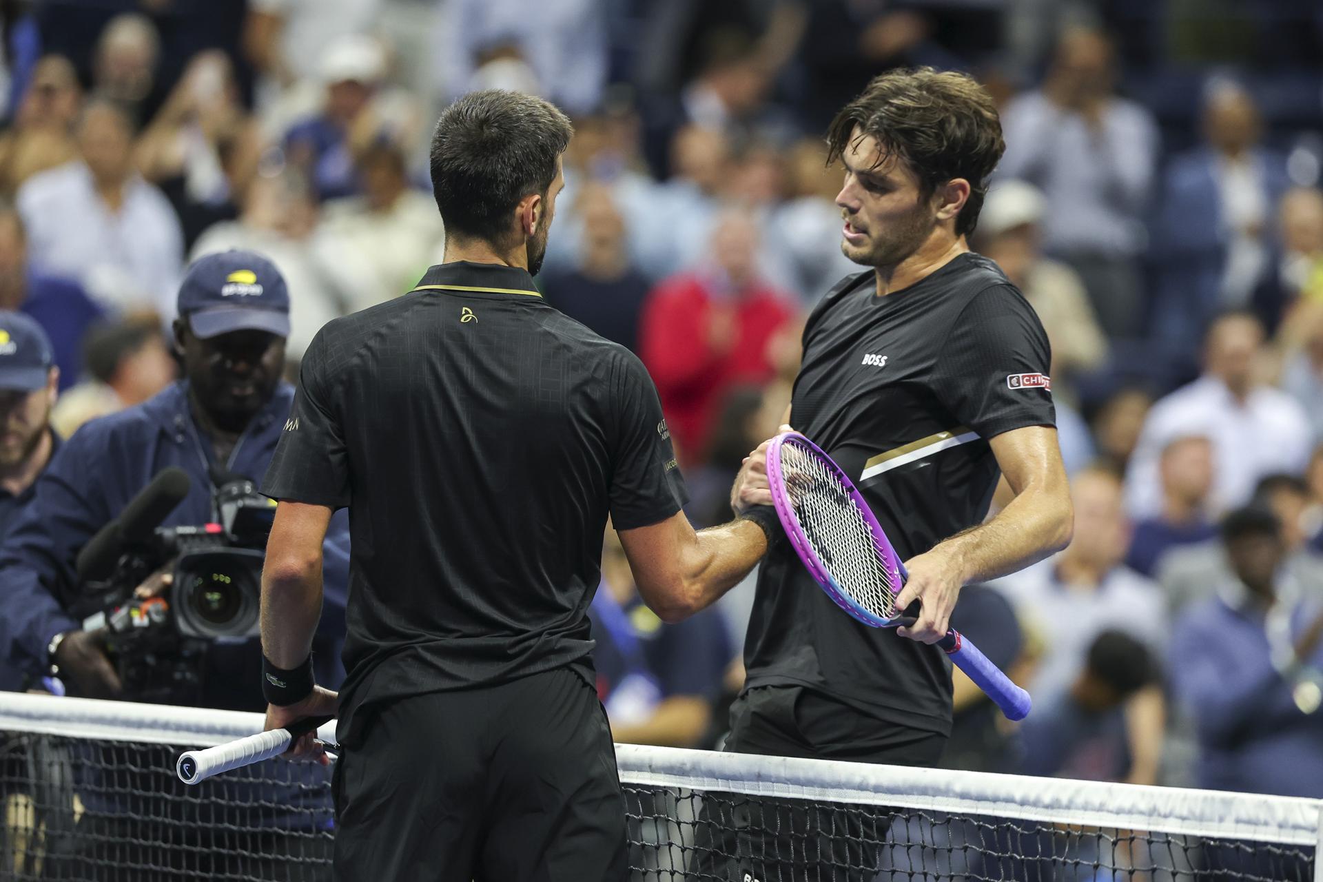 El estadounidense Taylor Fritz saluda al serbio Novak Djokovic, que lo eliminó este miércoles del Abierto de Estados Unidos. EFE/EPA/BRIAN HIRSCHFELD