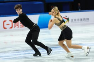 La pareja de patinadores españoles Sofía Val y Asaf Kazimov finalizó en quinta posición en la danza rítmica del clasificatorio para los Juegos Olímpicos de invierno Milano-Cortina 2026, este viernes. EFE/EPA/WU HAO