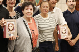 Errenteria ha homenajeado este jueves a Elisa Beltrán, vecina de la localidad guipuzcoana asesinada por su marido en 1948, en un acto al que han asistido su hija, María Eugenia Castellano (i), y miembros de tres generaciones de sus familia llegados de Argentina, que han recibido emocionados un abrazo que se ha hecho extensivo a todas las víctimas de la violencia machista. EFE/Juan Herrero.