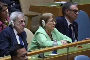 Fotografía cedida por Presidencia de Chile que muestra a la expresidenta de Chile Michelle Bachelet (c), en la sede de las Naciones Unidas este martes, en Nueva York (Estados Unidos). EFE/ Presidencia de Chile