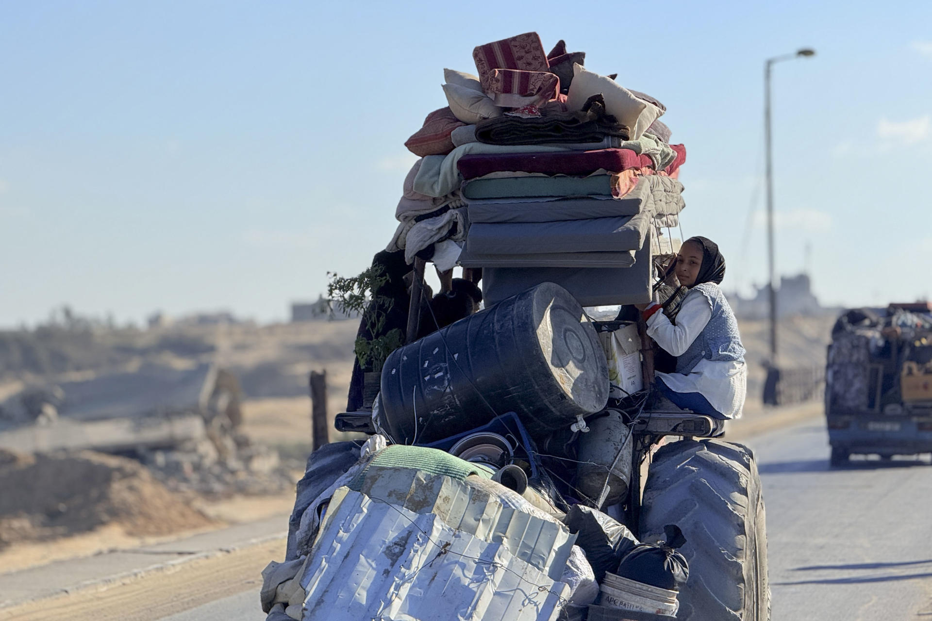 Miles de personas se desplazan este viernes desde la ciudad de Gaza hacia el sur de la Franja de Gaza, tras las órdenes de evacuación forzosa israelíes y los constantes bombardeos. EFE/ Ahmad Awad