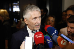 El ministro de Interior, Fernando Grande-Marlaska, atiende a los medios a su llegada a un desayuno informativo protagonizado por el ministro para la Transformación Digital y de la Función Pública, Óscar López, en un hotel madrileño este lunes. EFE/ Rodrigo Jiménez