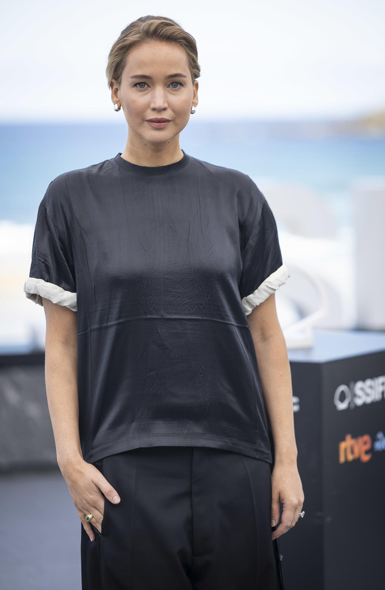 La actriz Jennifer Lawrence posa este viernes en el 73 Festival Internacional de Cine de San Sebastián, donde esta noche recibirá el Premio Donostia. EFE/ Javier Etxezarreta