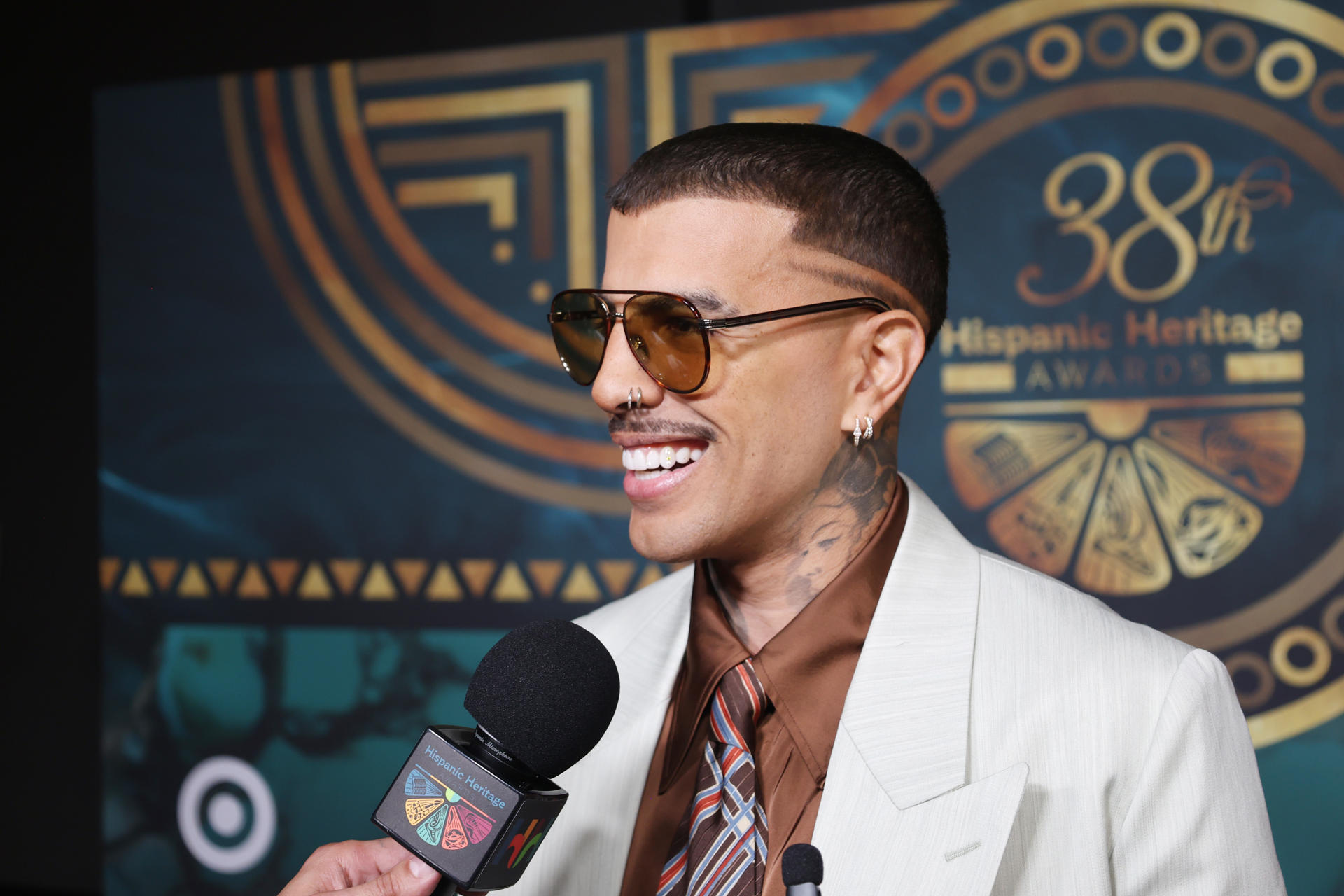 El cantante y compositor puertorriqueño, Rauw Alejandro, habla con periodistas durante la alfombra roja de los Premios de la Herencia Hispana 2025 este jueves, en Washington DC. (Estados Unidos). EFE/ Octavio Guzmán