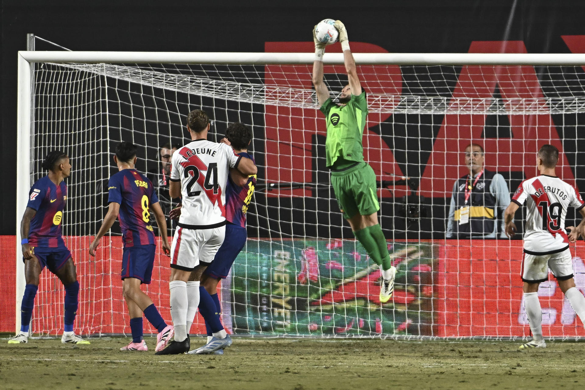 El guardameta del FC Barcelona Joan García bloca un balón durante el partido de la tercera jornada de LaLiga entre el Rayo Vallecano y el FC Barcelona, disputado este domingo 31 de agosto. EFE/Fernando Villar