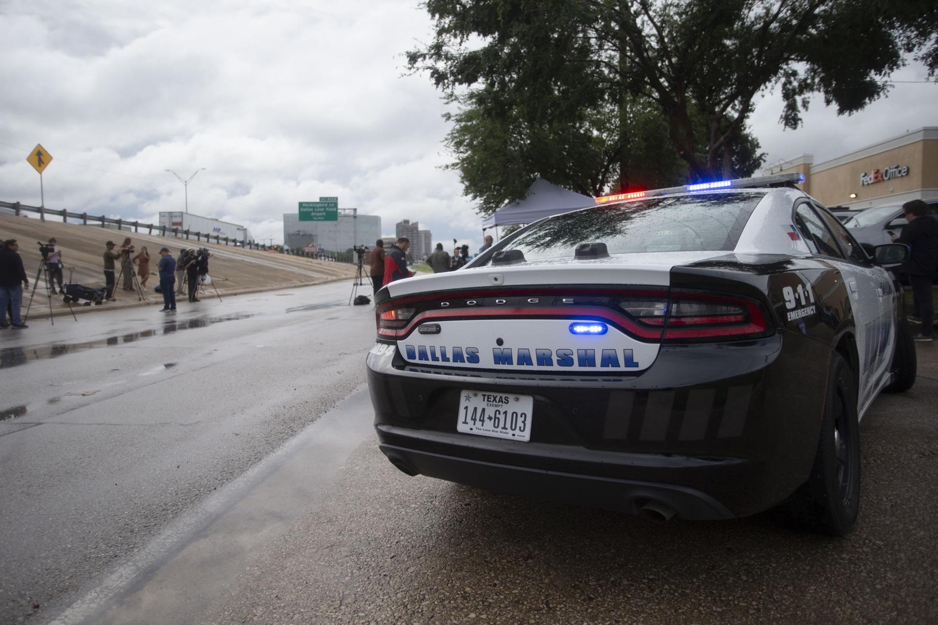 Un auto de la Policía de Dallas aparcado en el exterior de una rueda de prensa tras un tiroteo en la oficina local del Servicio de Inmigración y Control de Aduanas (ICE), en Dallas, Texas, EE.UU., el 24 de septiembre de 2025. EFE/DANIEL MCGREGOR HUYERA