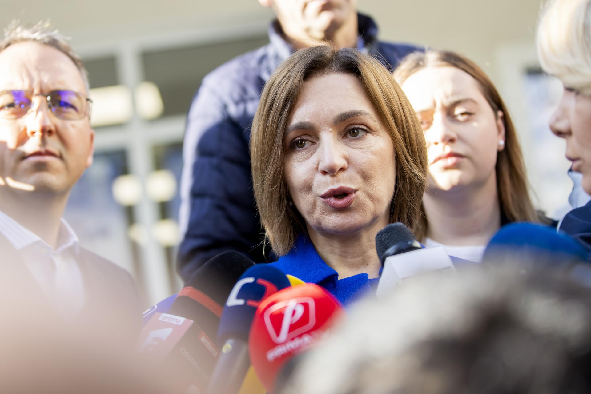 CHISINAU (MOLDOVA), 28/09/2025.- La presidenta europeista Maia Sandu atendiendo a la prensa tras votar en las elecciones parlamentarias en Moldavia (Elecciones, Moldavia) EFE/EPA/DUMITRU DORU