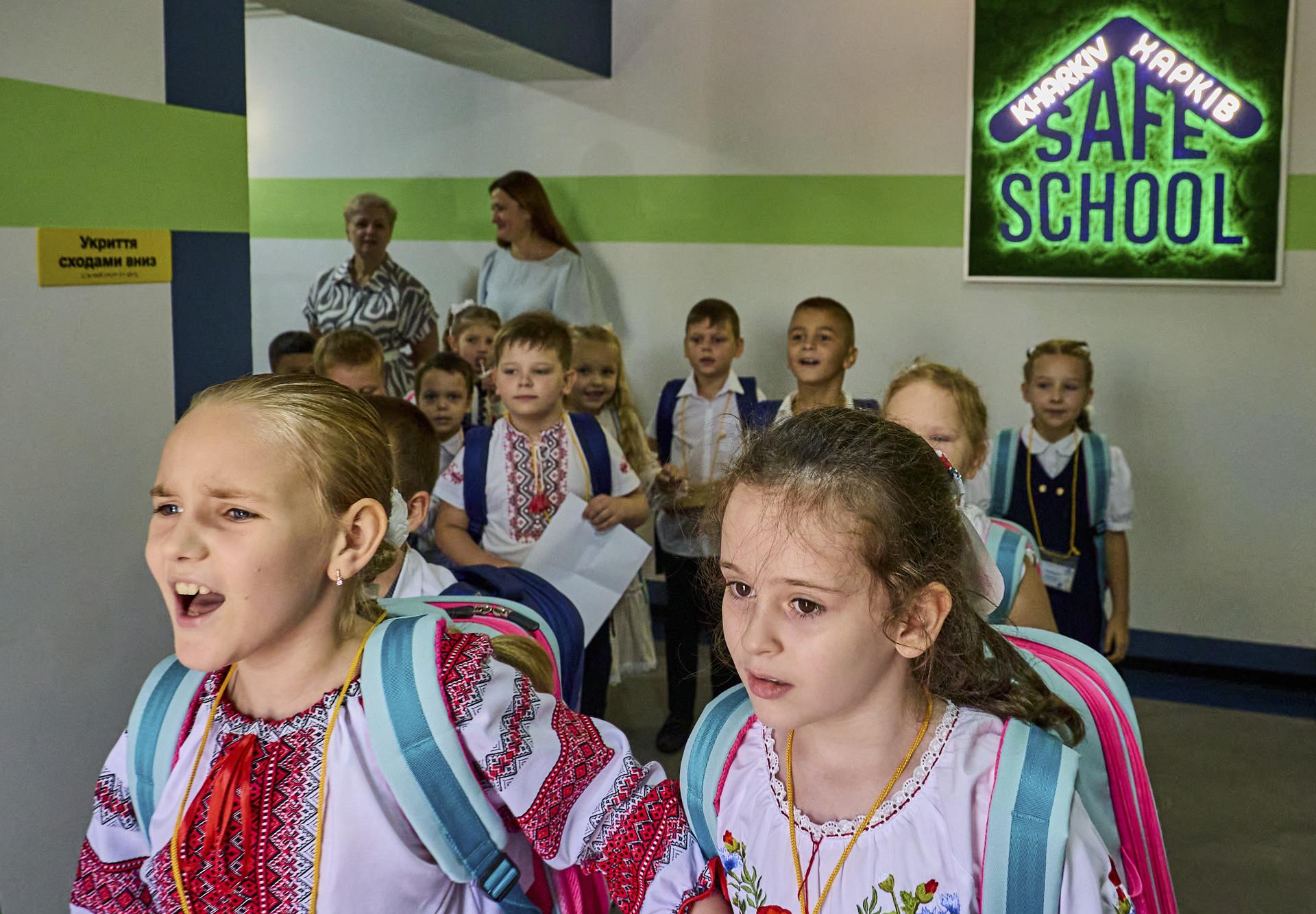 Los niños ucranianos asisten a una nueva escuela subterránea en el primer día del nuevo año escolar en Kharkiv, Ucrania, el 01 de septiembre de 2025, en medio de la invasión rusa.EFE/EPA/SERGEY KOZLOV