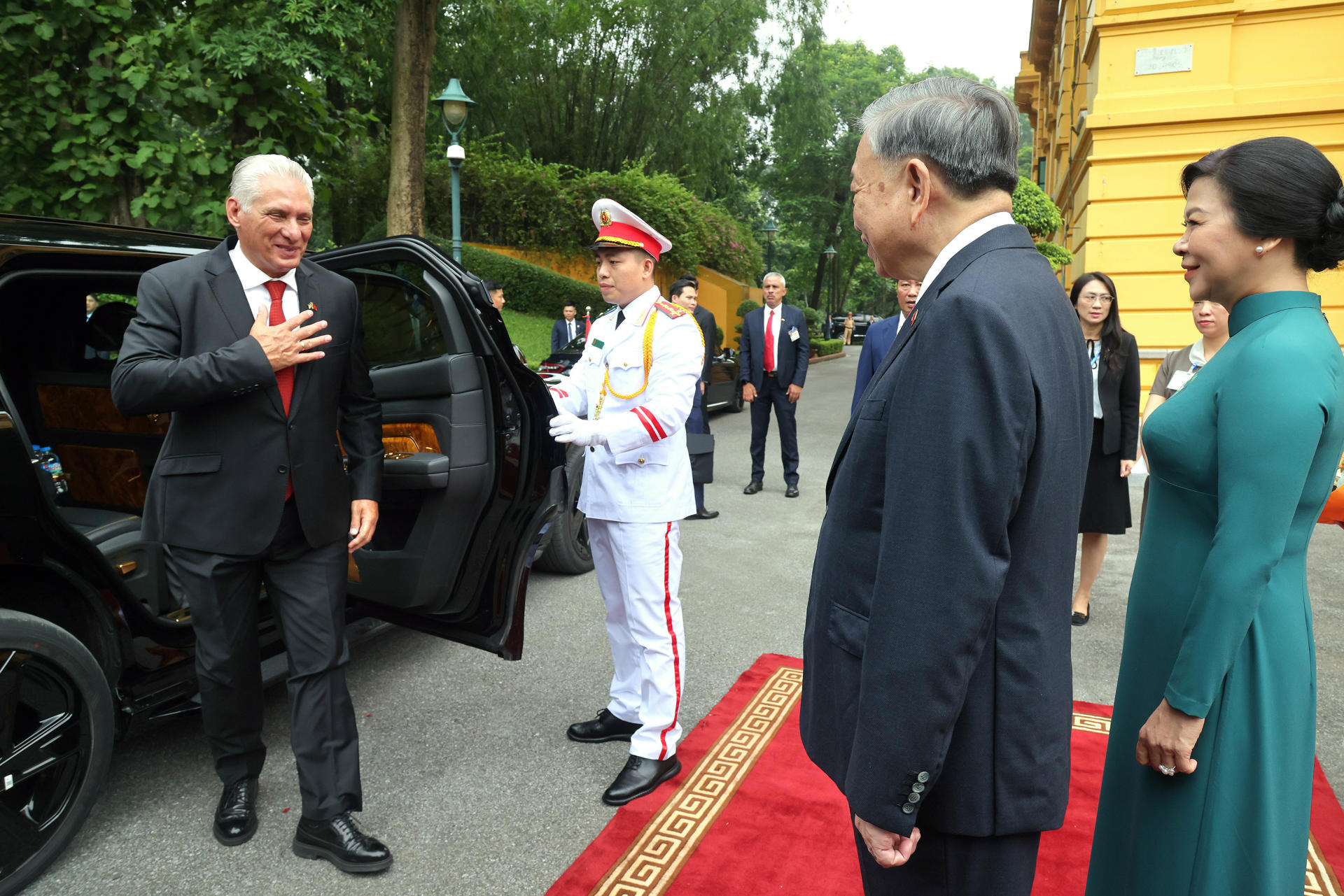 Fotografía cedida este lunes, 1 de septiembre, por la Presidencia de Cuba en la que se captó al mandatario cubano, Miguel Díaz-Canel (i), a su llegada a una reunión con el secretario general del Partido Comunista de Vietnam, To Lam, este, en Hanói (Vietnam). EFE/Alejandro Azcuy/Presidencia de Cuba