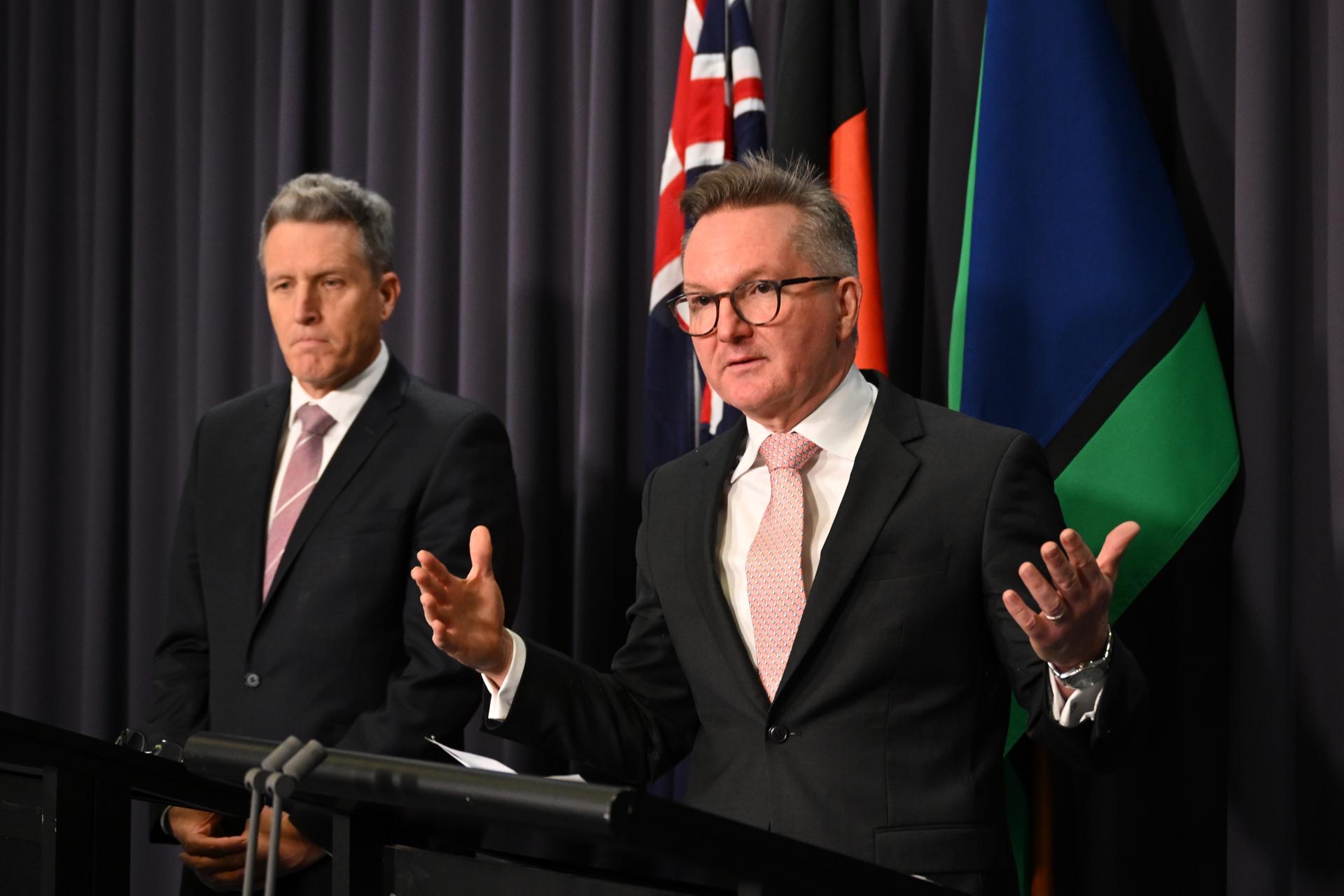 CAMBERRA (Australia), 14/09/2025.- El Ministro de Energía y Cambio Climático de Australia, Chris Bowen (derecha), y el Ministro Adjunto de Cambio Climático, Josh Wilson (izquierda), hablan con los medios sobre la Evaluación de Riesgo Climático en el Parlamento en Canberra. EFE/EPA/LUKAS COCH AUSTRALIA AND NEW ZEALAND OUT