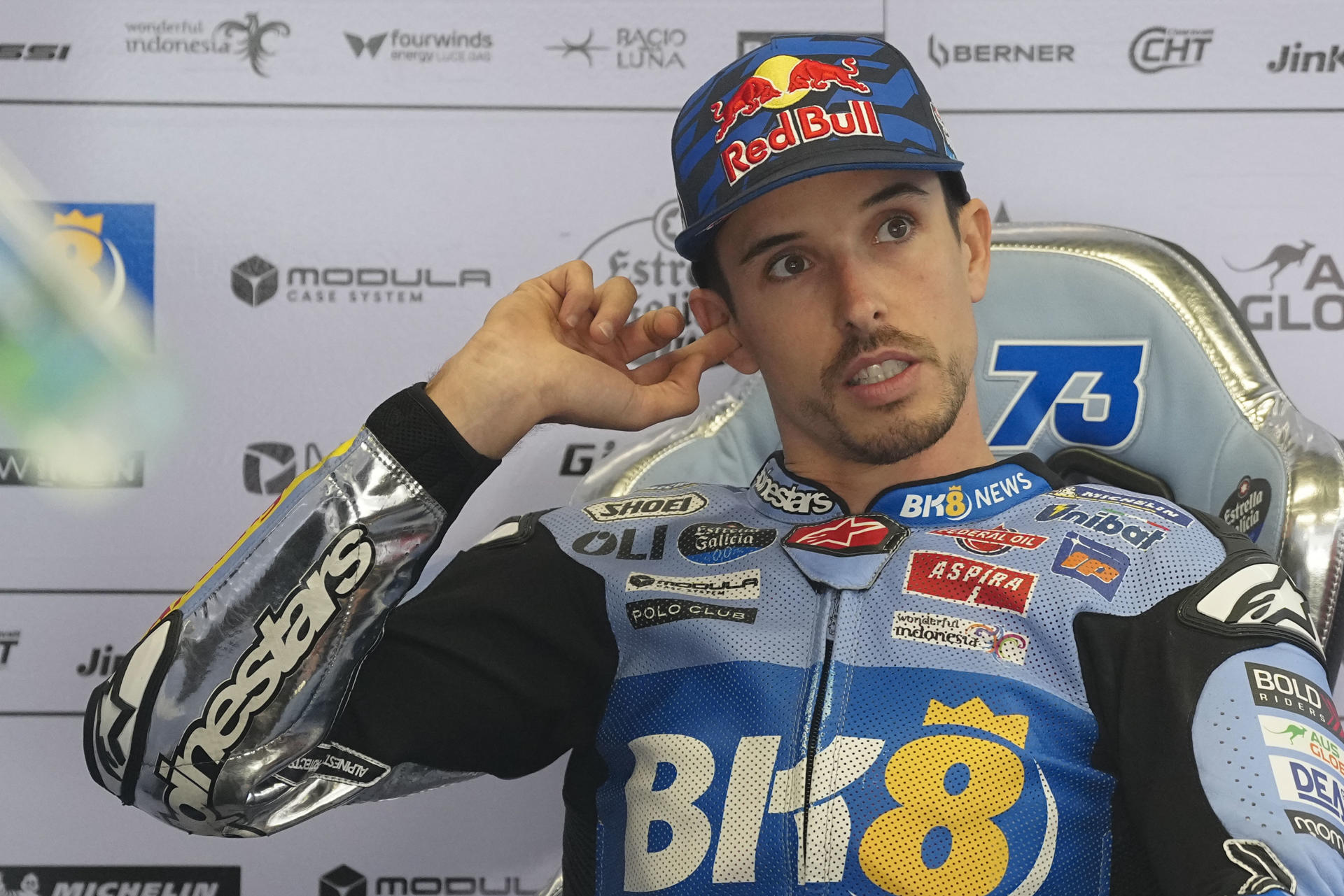 El piloto español de MotoGP Alex Márquez (Gresini Team), en boxes antes de la segunda sesión de entrenamientos libres del Gran Premio de Cataluña, que se disputará en el circuito de Barcelona-Cataluña en Montmeló. EFE/Enric Fontcuberta