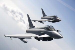 Imagen de archivo (12/09/2023) de dos aviones Eurofighter del Ejército del Aire y del Espacio español durante su participación en la misión de policía aérea del Bático. EFE/EPA/TOMS KALNINS