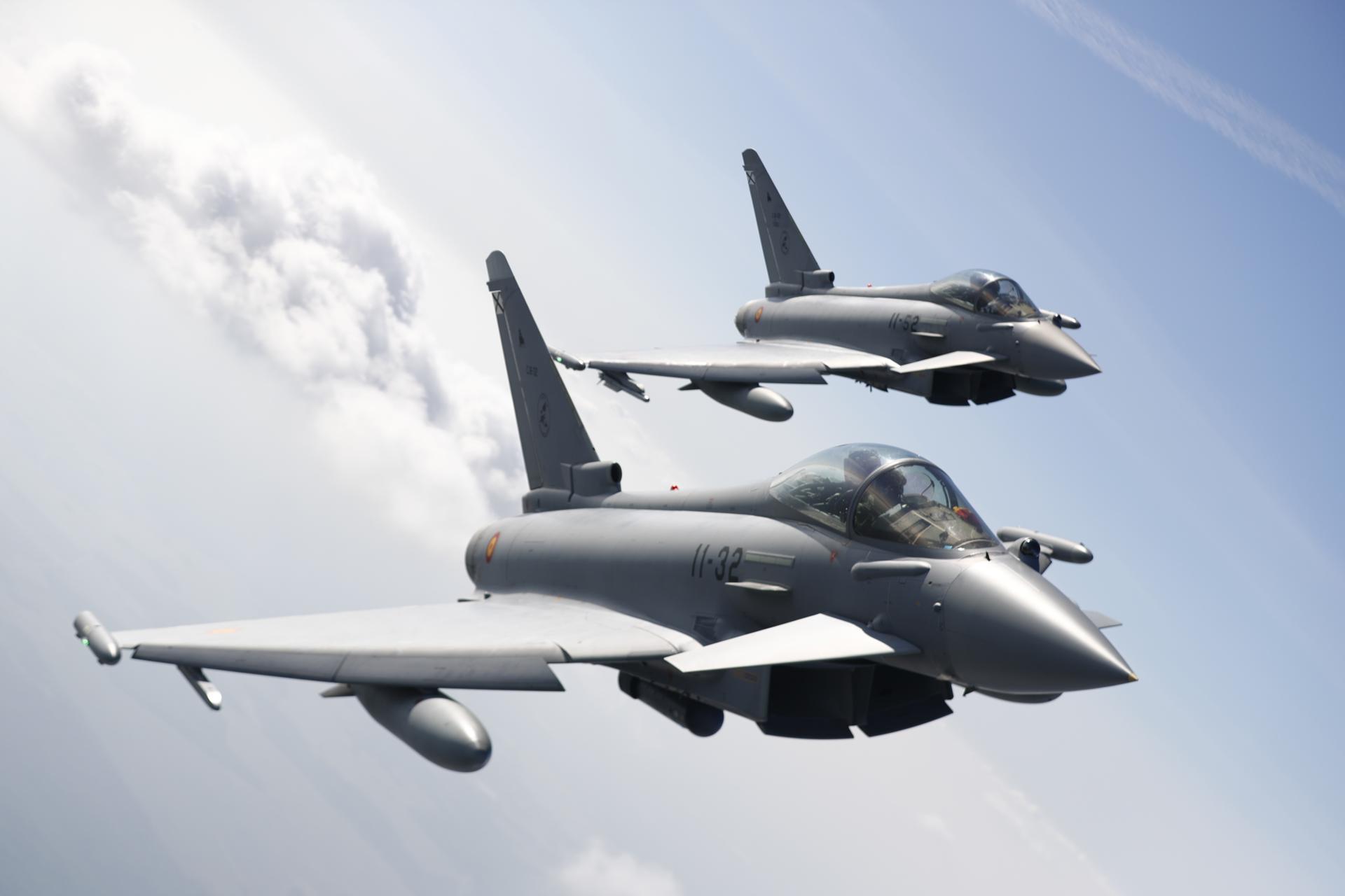 Imagen de archivo (12/09/2023) de dos aviones Eurofighter del Ejército del Aire y del Espacio español durante su participación en la misión de policía aérea del Bático. EFE/EPA/TOMS KALNINS