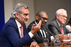 El coordinador residente de las Naciones Unidas en Uruguay, Pablo Ruiz Hiebra (i), habla en una rueda de prensa este viernes, en Montevideo (Uruguay). EFE/ Federico Gutiérrez