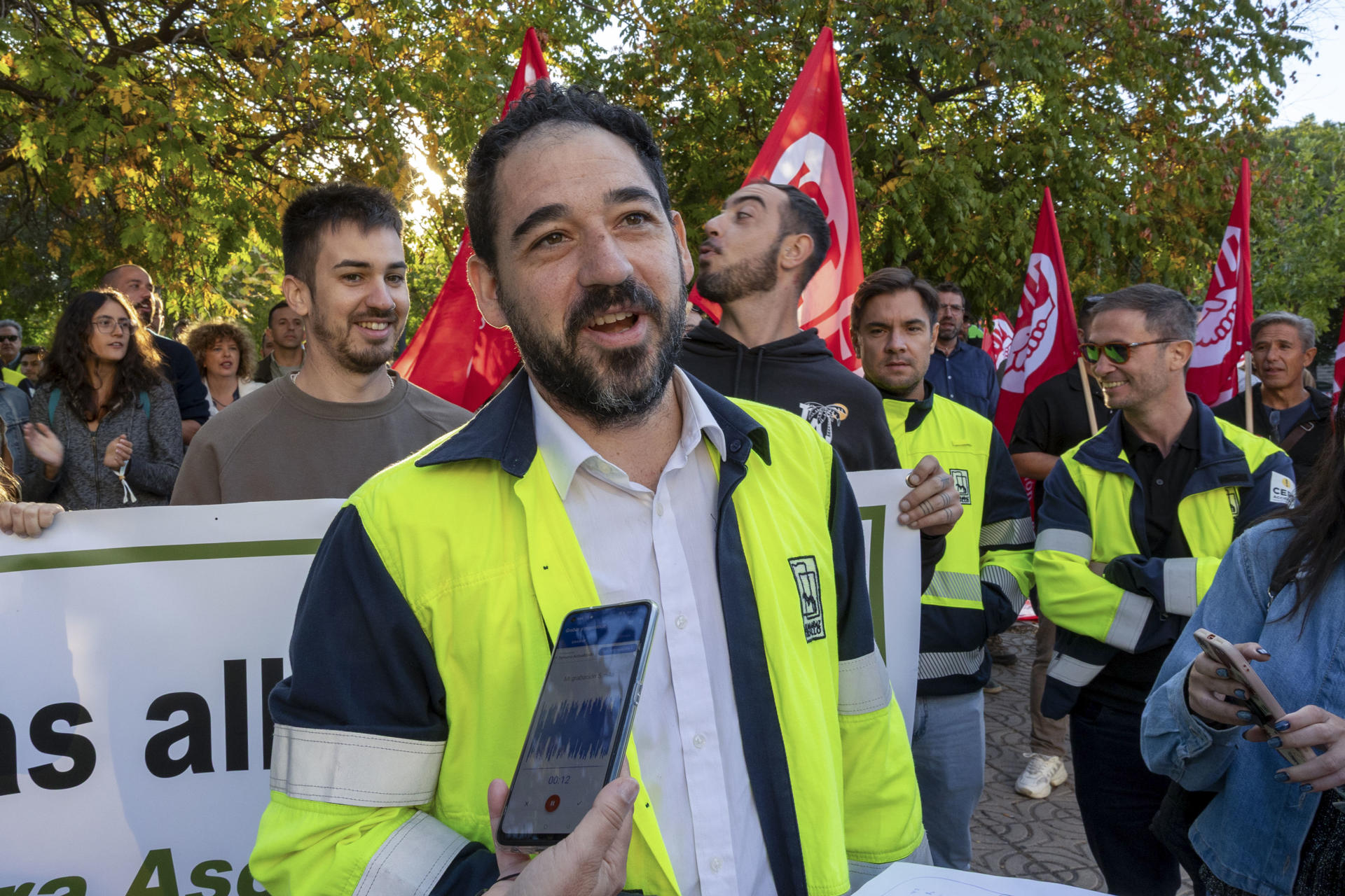 Borja Romero García, presidente del Comité de Empresa de la CNA, durante nla lectura de un manifiesto. durante la concentración protagonizada por trabajadores de la Central Nuclear de Almaraz para exigir la continuidad de la central nuclear de Almaraz, coincidiendo con la celebración de las jornadas anuales de la Sociedad Nuclear Española, este miércoles en Cáceres. EFE/Jero Morales
