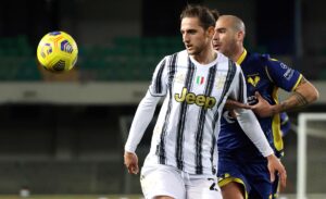 Fotografía de Filippo Venezia, en la que puede verse en una imagen de archivo del 27 de febrero de 2021 al futbolista Adrien Rabiot (i), durante un partido con el Juventus. EFE