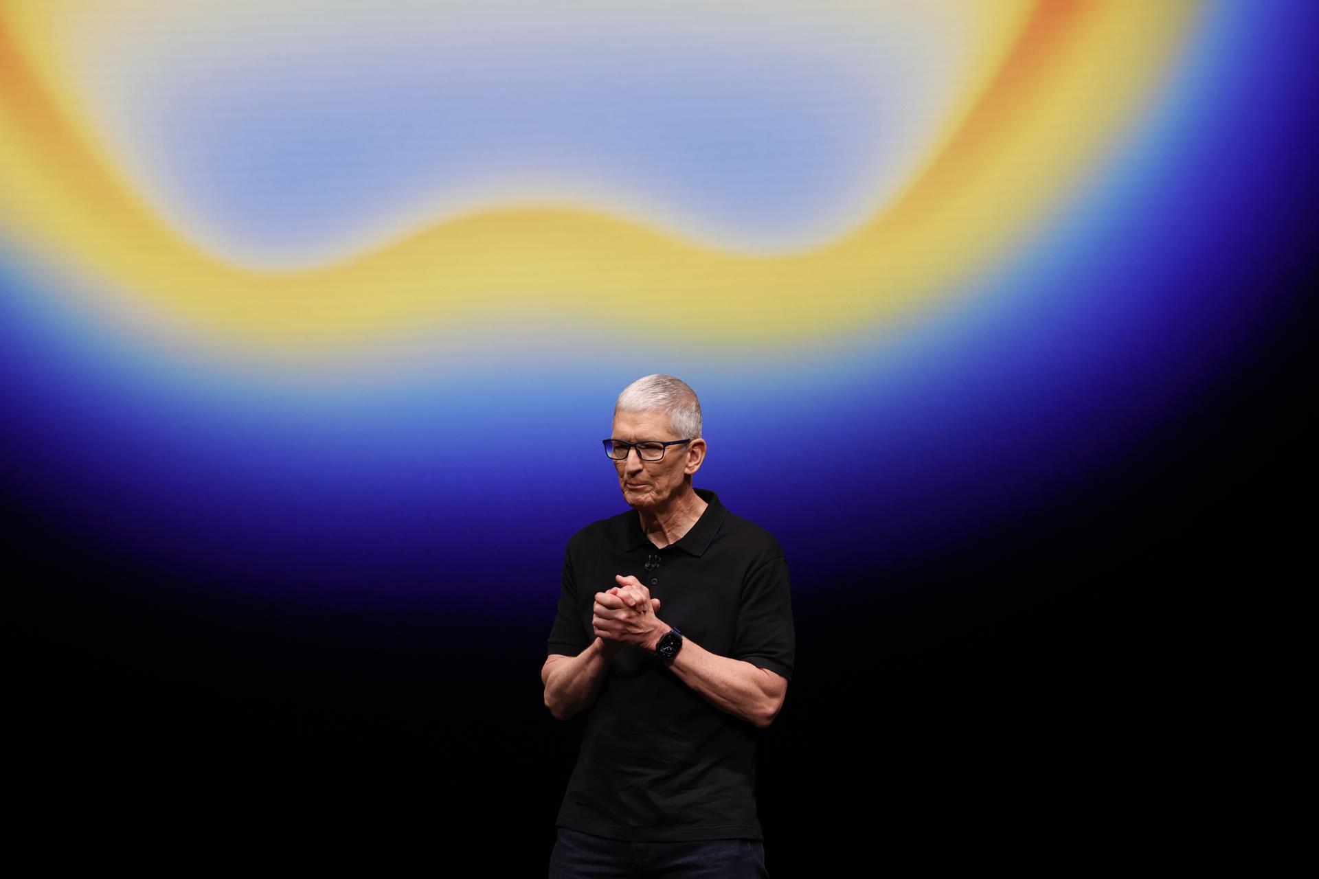 El director ejecutivo de Apple, Tim Cook, habla en el Teatro Steve Jobs durante un evento de Apple en el campus de Apple Park en Cupertino, California, EE. UU., el 9 de septiembre de 2025. EFE/EPA/JOHN G. MABANGLO
