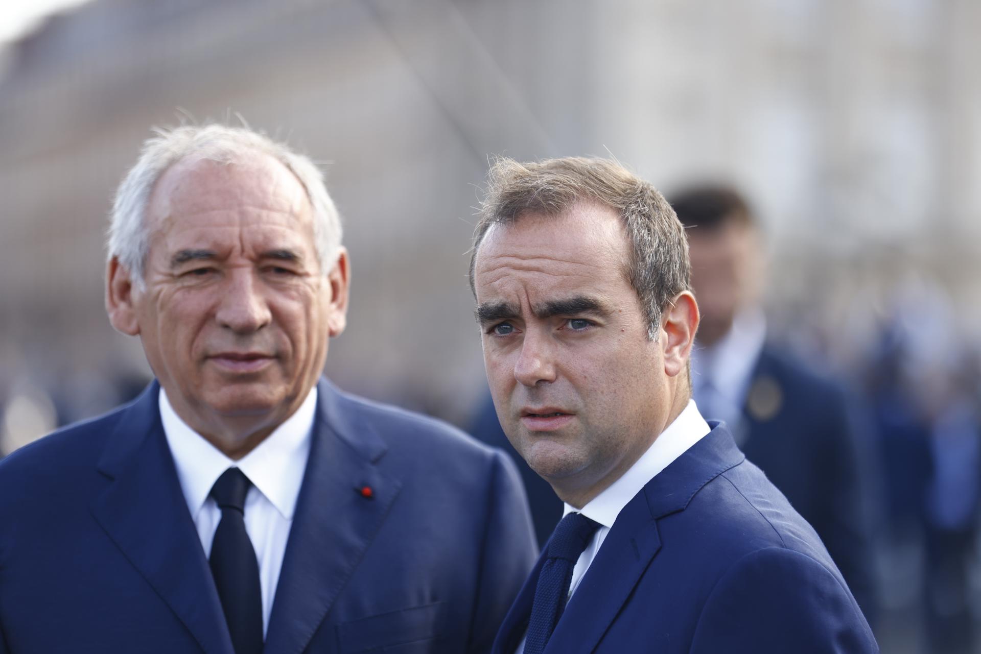 El ex primer ministro francés, Francois Bayrou (I), y su sucesor, Sebastien Lecornu (D). EFE/EPA/MOHAMMED BADRA
