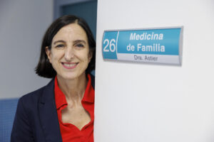 La presidenta electa de la Organización Mundial de Médicos de Familia (WONCA), Pilar Astier, subraya la importancia del papel del médico de familia como "factor protector de la salud", pero reconoce la necesidad de hacerla una profesión atractiva y que organizaciones internacionales no pierdan de vista el papel que juega la Atención Primaria en la salud global. EFE/Javier Cebollada