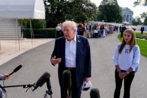 El presidente de Estados Unidos, Donald Trump (i), y su nieta Kai Trump (d), hija de Donald Trump Jr., en el jardín sur de la Casa Blanca antes de abordar el Marine One en Washington, DC, EE.UU., el 26 de septiembre de 2025.EFE/KENT NISHIMURA / POOL