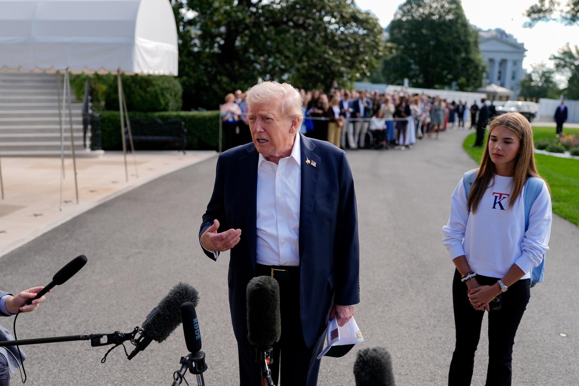 El presidente de Estados Unidos, Donald Trump (i), y su nieta Kai Trump (d), hija de Donald Trump Jr., en el jardín sur de la Casa Blanca antes de abordar el Marine One en Washington, DC, EE.UU., el 26 de septiembre de 2025.EFE/KENT NISHIMURA / POOL