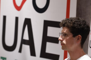 El ciclista portugués del UAE Team Emirates Joao Almeida durante una comparecencia el pasado 21 de agosto, en los prolegómenos del inicio de La Vuelta 2025 en Italia. EFE/ Javier Lizón