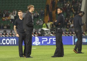 Franco Mastantuono (L), Dean Huijsen (2nd-L), Jude Bellingham (2I), y Aurelien Tchouameni (s) en Almaty, Kazajstán. EFE/EPA/MAXIM SHIPENKOV