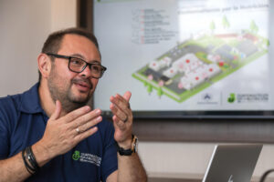 El director ejecutivo del Programa Guatemaltecos por la Nutrición, José Eduardo Silva, habla durante una entrevista con EFE este martes, en las oficinas de la fundación Castillo Hermanos, en Ciudad de Guatemala (Guatemala). EFE/ Mariano Macz
