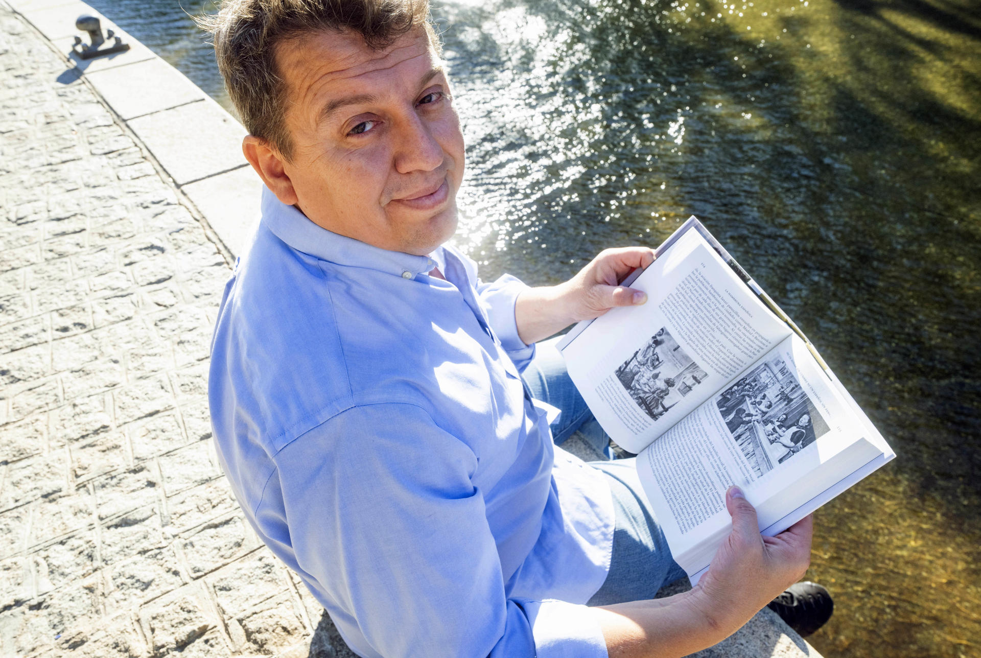 El profesor de Historia Contemporánea de la Universidad de Granada Miguel Ángel del Arco Blanco, posa en Granada junto a su libro "La hambruna Española" (Crítica), un estudio revela la eficacia que tuvo el hambre como arma de control en la posguerra. EFE/Miguel Ángel Molina