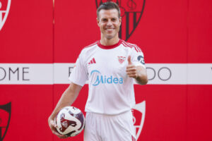 El defensa español César Azpilicueta este lunes durante su presentación como nuevo jugador del Sevilla FC. EFE/ José Manuel Vidal