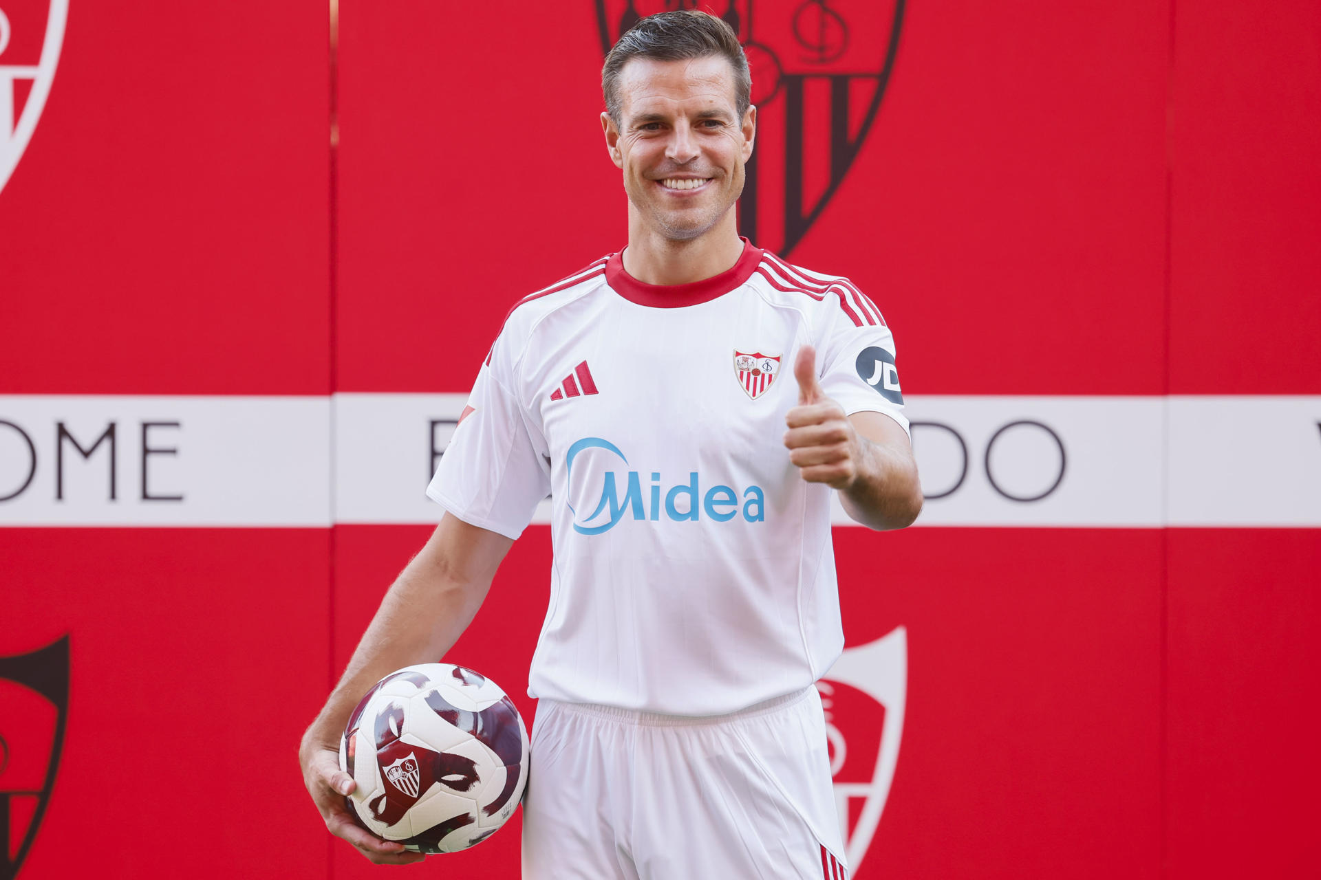 El defensa español César Azpilicueta este lunes durante su presentación como nuevo jugador del Sevilla FC. EFE/ José Manuel Vidal