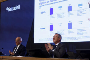 El presidente de Banco Sabadell, Josep Oliu (i), y el consejero delegado, César González-Bueno (d), durante la rueda de prensa en la que se anunció que el consejo de administración rechazaba por unanimidad la opa hostil de BBVA por la entidad. EFE/ Quique García