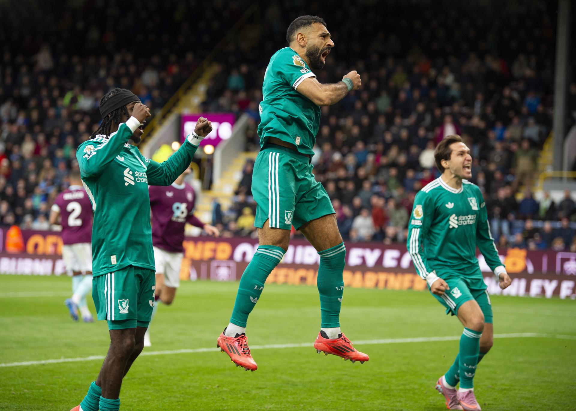 El jugador egipcio del Liverpool Mohamed Salah celebra el 1-0 durante el partido de la Premier League que han jugado Burnley y Liverpool, en Burnley, Reino Unido. EFE/EPA/PETER POWELL