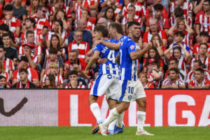 El centrocampista del Alavés Denis Suárez (i) celebra marcar el primer gol de su equipo, durante el partido de la cuarta jornada de LaLiga EA Sports que Athletic Club y Deportivo Alavés disputaron en el estadio de San Mamés. EFE/Javier Zorrilla