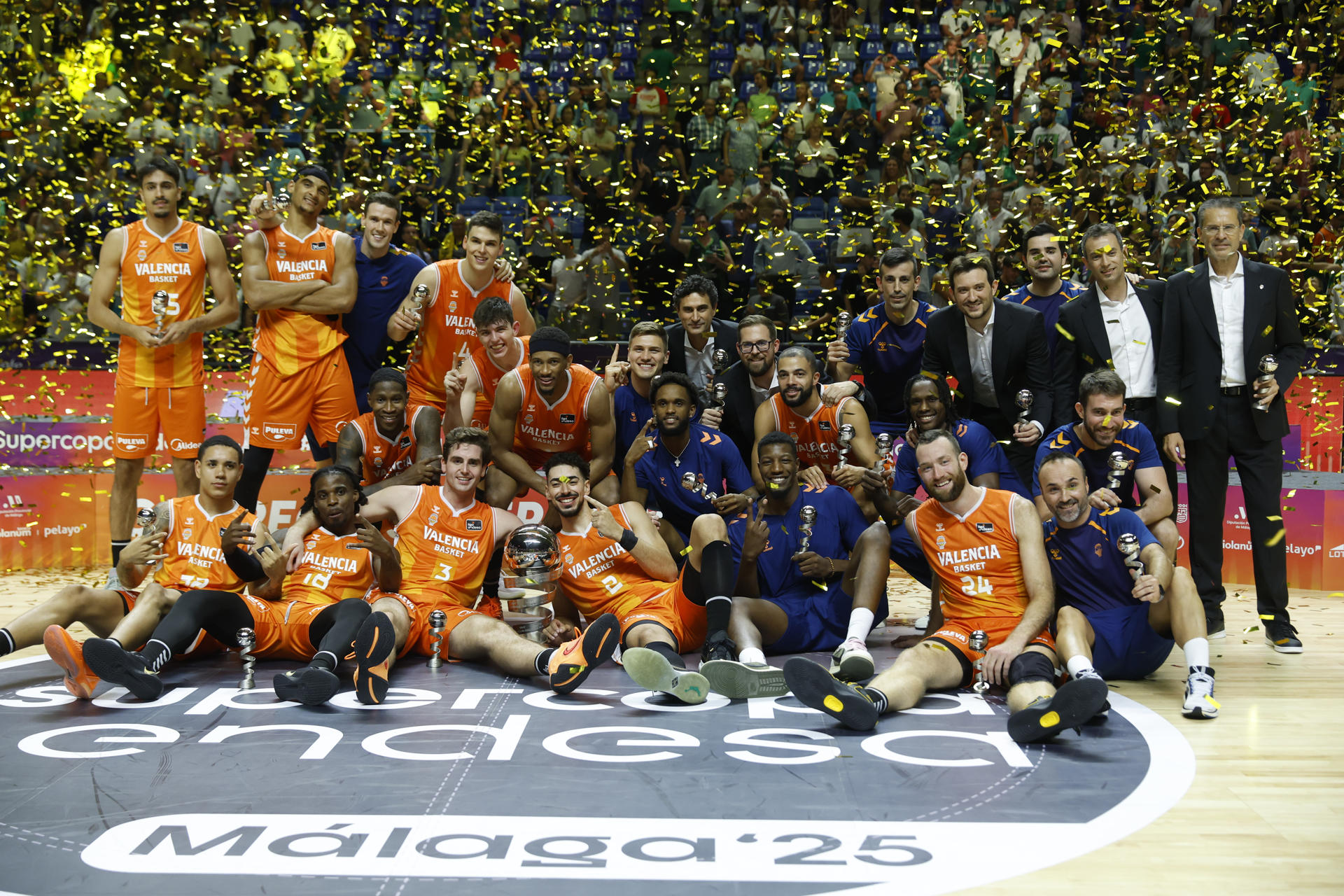 Los jugadores del Valencia Basket celebran la victoria sobre el Real Madrid en el partido de la final de la Supercopa Endesa, este domingo en Málaga. EFE/Jorge Zapata