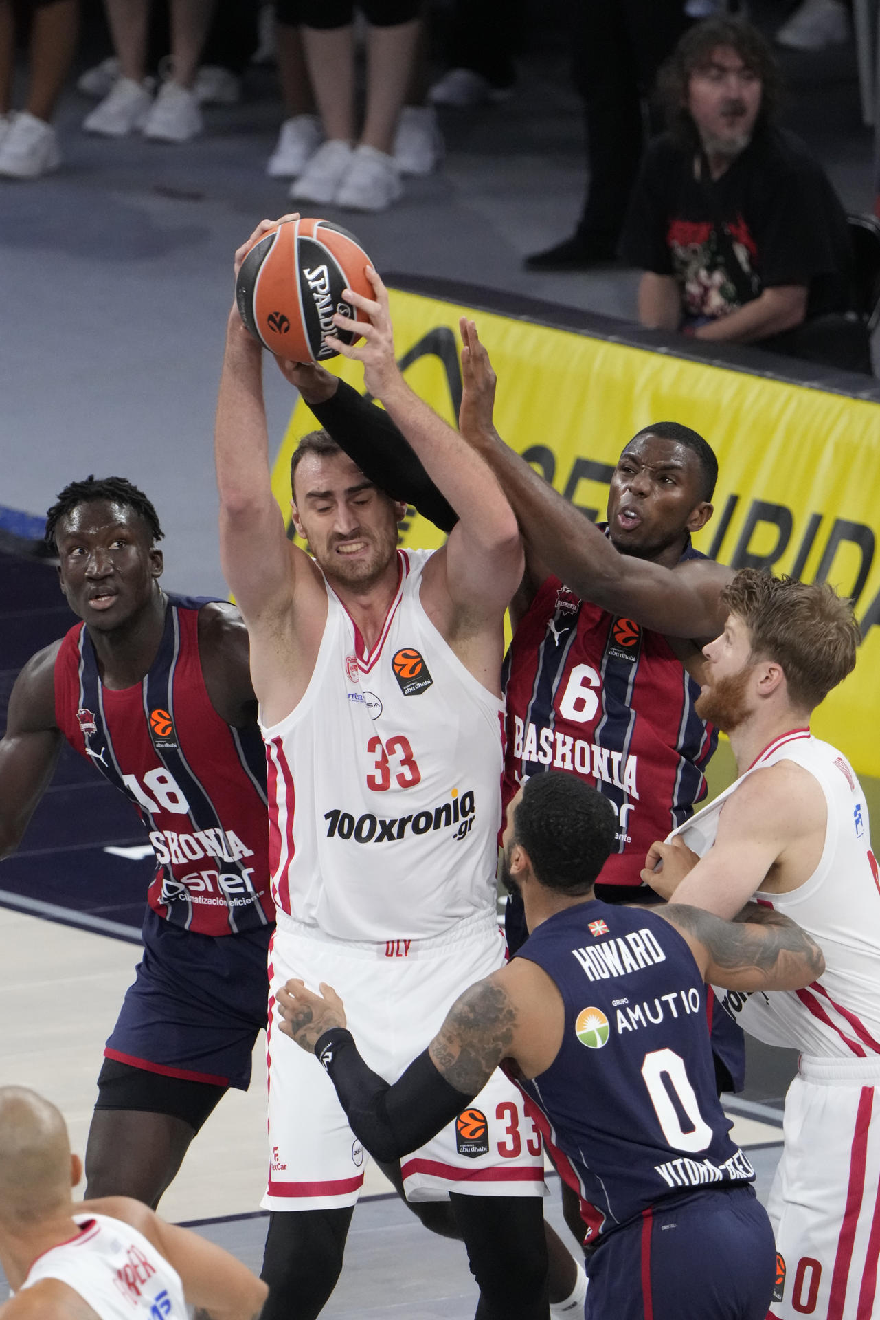 El pívot serbio de Olympiacos Nikola Milutinov (2i) lucha un balón con los jugadores del Baskonia, durante el partido de la primera jornada de la EuroLiga que Baskonia y Olympiacos disputaron en el Fernando Buesa Arena de Vitoria. EFE/ Adrián Ruiz Hierro
