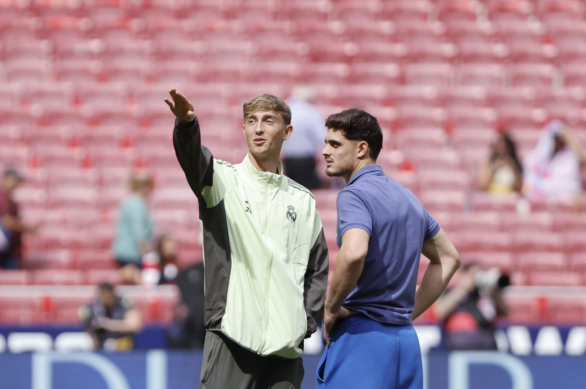 El jugador neerlandés del Real Madrid Dean Donny Huijsen (i), antes de que arranque el partido de liga entre el Real Madrid y el Atlético de Madrid que se disputa en el estadio Riyadh Air Metropolitano este sábado. EFE/ Sergio Pérez