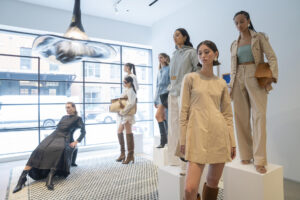 Modelos visten prendas de la diseñadora Dwarmis Concepción este viernes, en Nueva York (Estados Unidos). EFE/ Ángel Colmenares