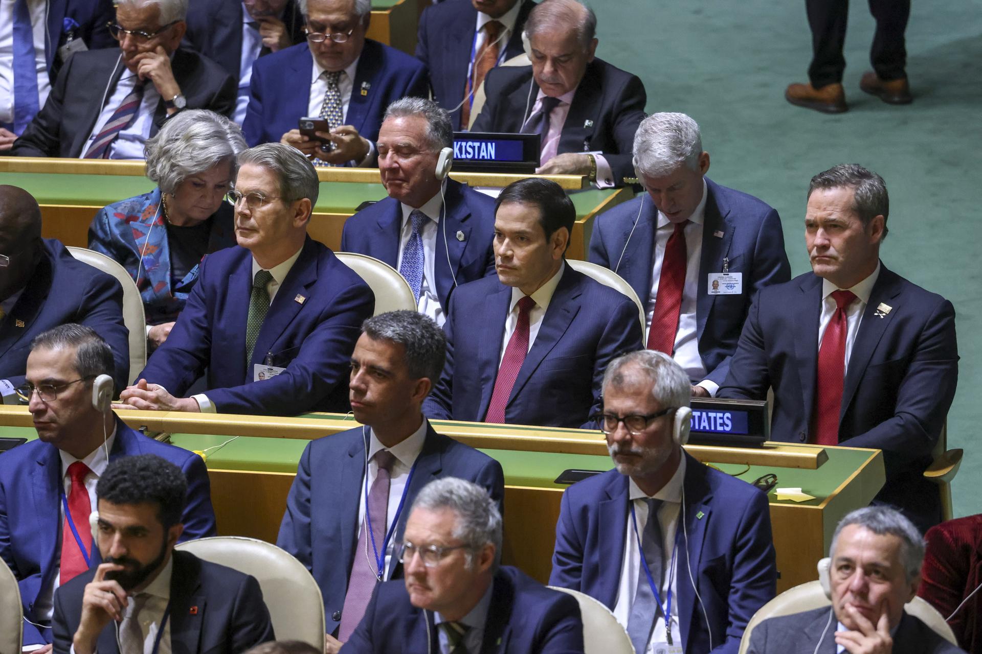 El secretario de Estado de Estados Unidos, Marco Rubio (segundo de derecha a izquierda, en la tercera fila),durante la Asamblea General de la ONU. EFE/Sarah Yenesel