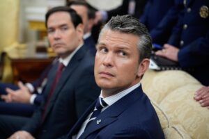 Fotografía de archivo del secretario de Guerra de Estados Unidos, Pete Hegseth (i), en Arlington (Estados Unidos). EFE/SHAWN THEW