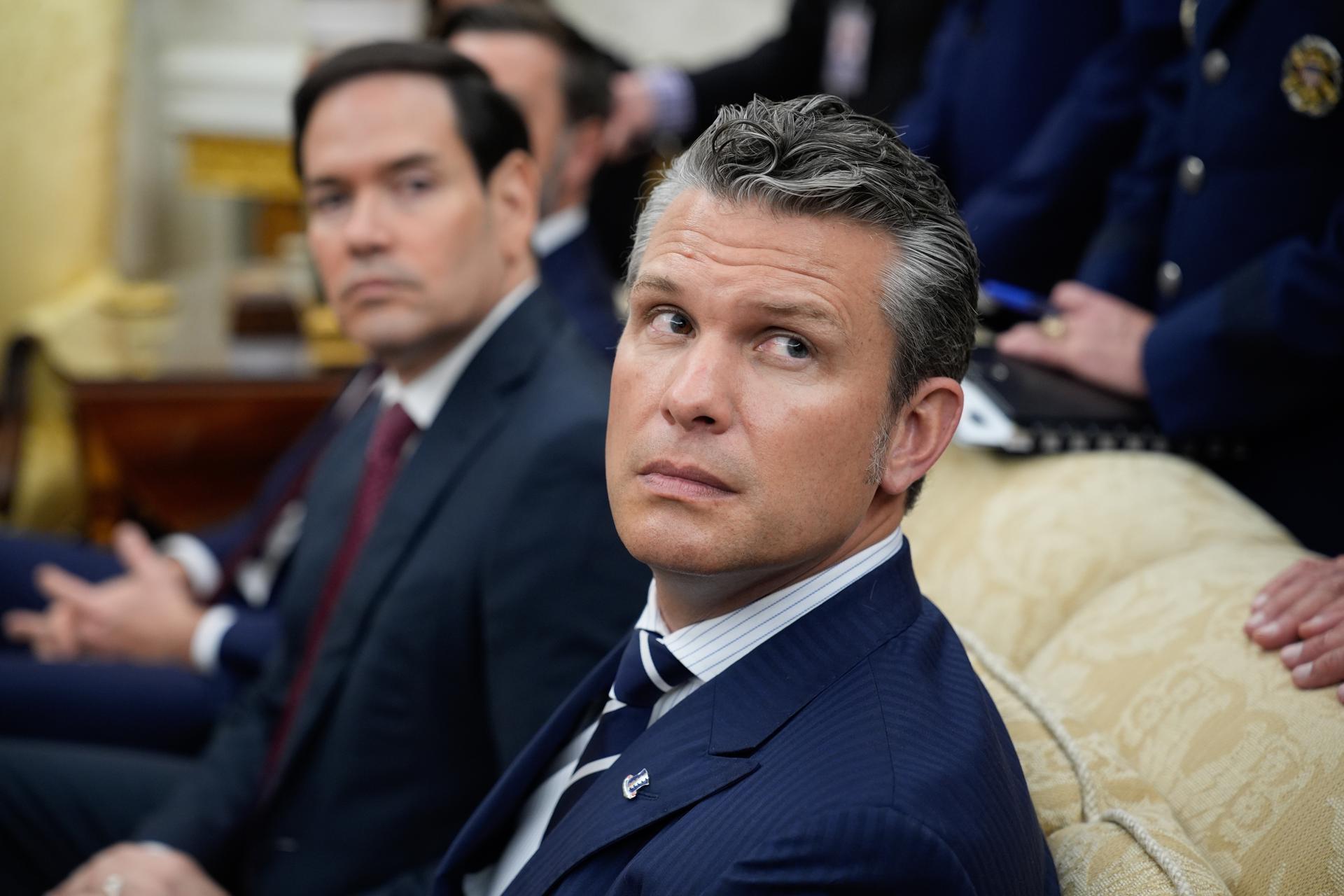 El secretario de Guerra de EE.UU., Pete Hegseth (der.), en la Oficina Oval de la Casa Blanca, en Washington, DC, EE. UU., el 25 de septiembre de 2025. EFE/YURI GRIPAS / POOL