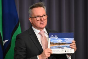 CAMBERRA (Australia), 14/09/2025.- El ministro australiano de Energía y Cambio Climático, Chris Bowen, durante una conferencia de prensa sobre evaluación de riesgos climáticos en el Parlamento en Canberra. EFE/EPA/LUKAS COCH AUSTRALIA AND NEW ZEALAND OUT